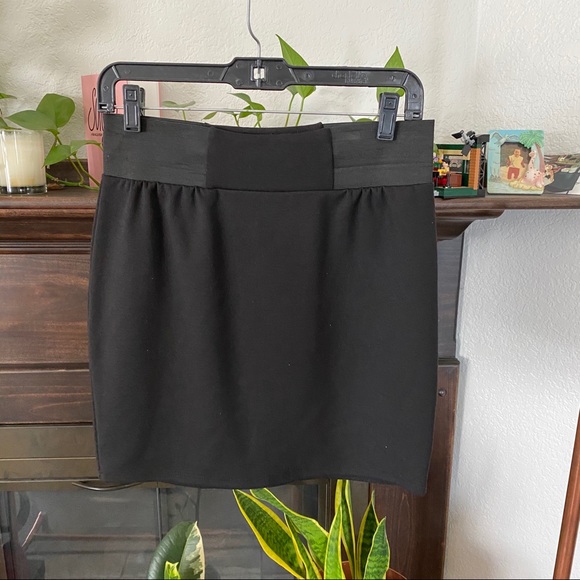 Black mini skirt - Picture 2 of 3